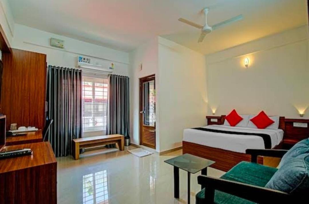 Phoenix Holidays Kochi Exteriör bild