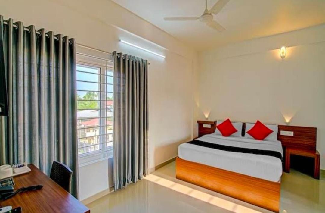 Phoenix Holidays Kochi Exteriör bild
