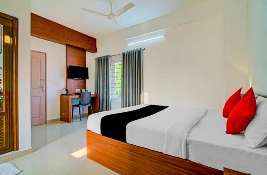 Phoenix Holidays Kochi Exteriör bild
