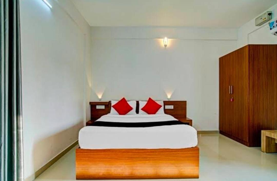 Phoenix Holidays Kochi Exteriör bild