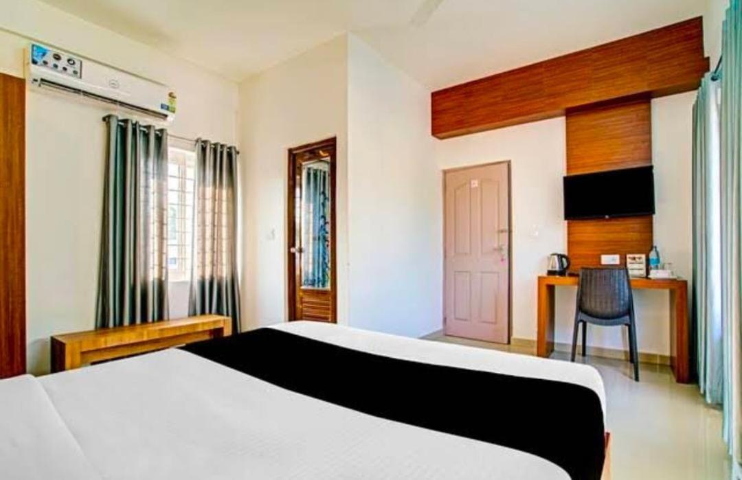 Phoenix Holidays Kochi Exteriör bild