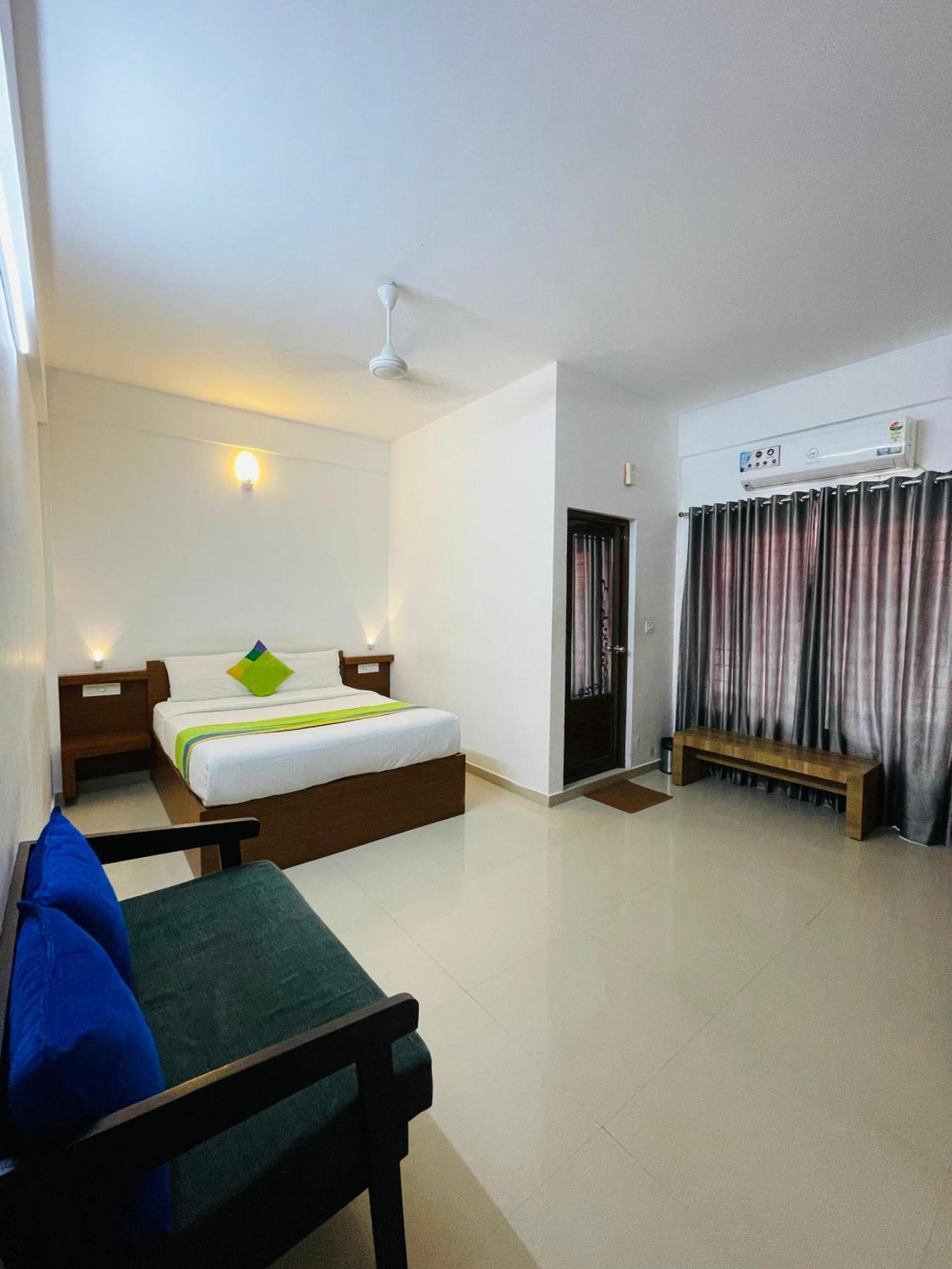 Phoenix Holidays Kochi Exteriör bild